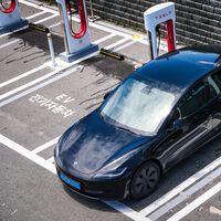 China quiere transformar 100 millones de coches eléctricos en baterías móviles. El objetivo: que su red no colapse 
