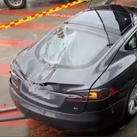 Un Tesla Model S fuera de control embiste a varios vehículos y cae de un aparcamiento en un centro comercial con dos personas dentro
