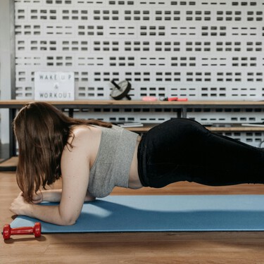 Los entrenadores coinciden: estos son los errores más comunes al hacer plancha para entrenar abdominales y core