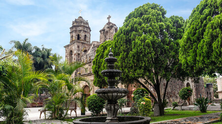 Este pueblito a 1 hora de Guadalajara junto a una hermosa laguna, es famoso por sus molcajetes de piedra volcánica y sus gorditas tradicionales
