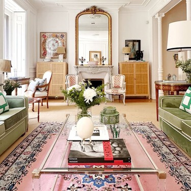 Cada fin de semana cientos de personas acuden a mercadillos organizados en casas heredadas para comprar vajillas, muebles o lámparas a buen precio: un negocio al alza