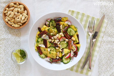 Ensalada de mango con hortalizas crujientes y anacardos: receta saludable sin encender ni un fuego