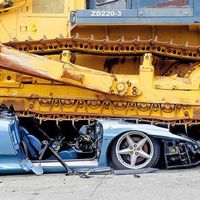 En Filipinas destrozan un Ferrari importado ilegalmente (video no apto para débiles de corazón)
