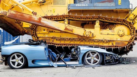 En Filipinas destrozan un Ferrari importado ilegalmente (video no apto para débiles de corazón)