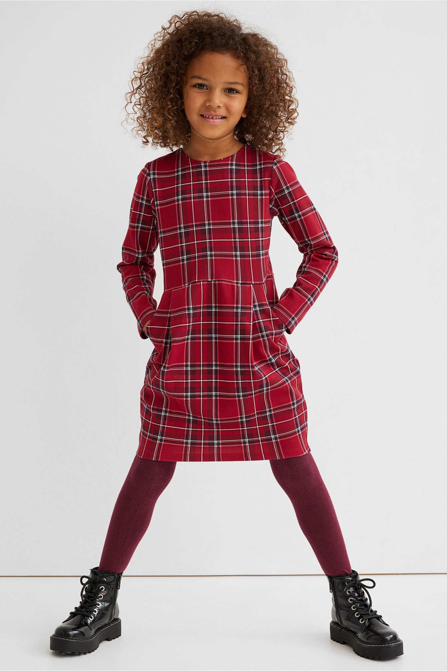 Vestido estampado en punto de mezcla de algodón. Modelo de manga larga con cremallera en la espalda, bolsillos al bies, costura en la cintura y pliegue de caja en la falda.