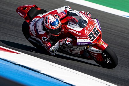 Jake Dixon se estrena en Moto2, Ai Ogura vuelve al podio y los comisarios arruinan el día de Pedro Acosta