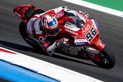 Jake Dixon se estrena en Moto2, Ai Ogura vuelve al podio y los comisarios arruinan el día de Pedro Acosta