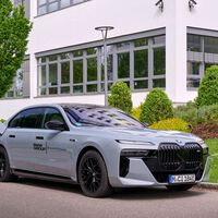 Que empiece la carrera. BMW ya ha puesto a rodar en Europa su primer coche eléctrico con batería de estado sólido para desafiar a China