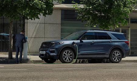 El nuevo Ford Explorer ya tiene precio en España: un SUV híbrido enchufable de 7 plazas con sabor americano desde 79.350 euros