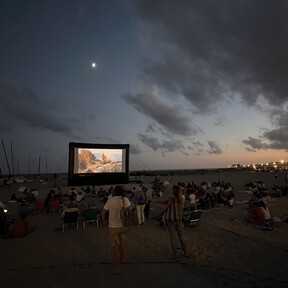 Montan cines de verano en estas playas valencianas: un plan gratis y diferente para las noches de ola de calor