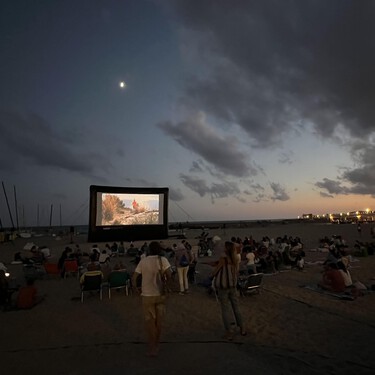 Estos pueblos marineros de Valencia tienen el mejor plan contra la ola de calor: un cine gratis en la playa 