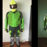 La Guardia Civil rechaza un traje de moto para equiparse: "El color no es idóneo para atender al público"