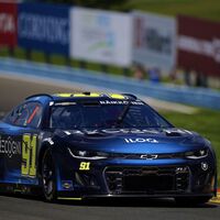 Kimi Raikkonen estaba brillando en su debut en la NASCAR, pero acabó estrellado contra el muro  