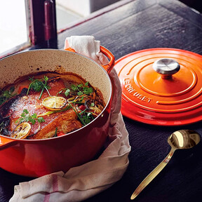 Baja de precio la clásica olla de hierro fundido de Le Creuset: por 100 euros menos y en el popular color naranja