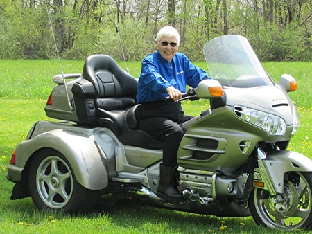 Miriam Laisure es una anciana de 91 años que sigue montando en moto ¡con una Honda Goldwing trike!