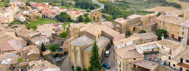 Vino rosado, historia medieval y una de las criptas más fascinantes de España: el pueblo navarro entre montañas que vas a querer visitar