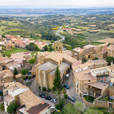 Vino rosado, historia medieval y una de las criptas más fascinantes de España: así es el singular pueblo navarro entre montes 