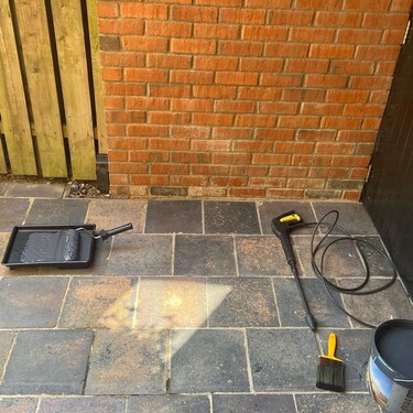 Así se transforma un mini patio feo que era la entrada de un garaje abandonado usando solo pintura, plantillas de diseño hidráulico y tres detalles más