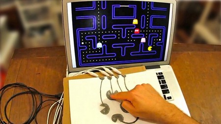 Convierte cada objeto de la casa en un mando para juegos con Makey Makey