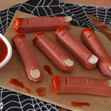 Dedos amputados sangrantes de salchicha: receta exprés de Halloween (para pringarse un poco)