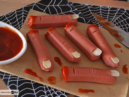 Dedos amputados sangrantes de salchicha: receta exprés de Halloween (para pringarse un poco)