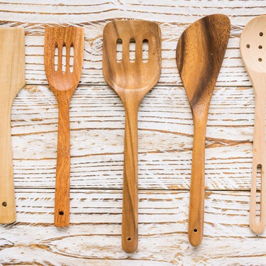 Lo que el agua hirviendo le hace a tus utensilios de madera y cómo limpiarlos de verdad