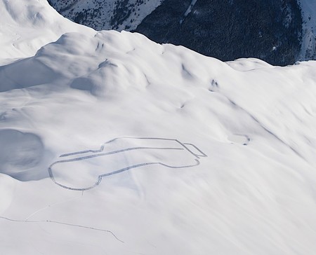 Land Rover dibuja un Defender en la nieve de los Alpes para celebrar el 70 aniversario del modelo