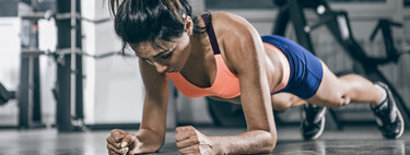 Cómo hacer el ejercicio de las planchas correctamente para trabajar mejor tus abdominales (explicado paso a paso ) 