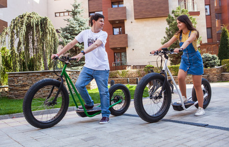 Este híbrido entre patinete eléctrico y bicicleta se llama Vinghen Ti1 y las primeras unidades están a la venta por 800 euros