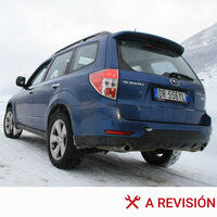 Quitar la nieve de las llantas del coche te puede parecer una chorrada, pero deberías hacerlo. Te ahorrarás más de un susto 