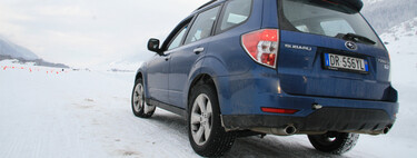 Quitar la nieve de las llantas del coche te puede parecer una chorrada, pero deberías hacerlo. Te ahorrarás más de un susto 