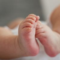 Muere una bebé de 11 meses por meningitis en Lérida: tipos de meningitis y vacunas disponibles