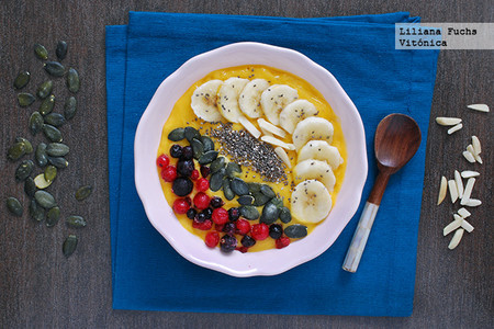 Smoothie bowl de mango y plátano con semillas y frutos rojos. Receta saludable