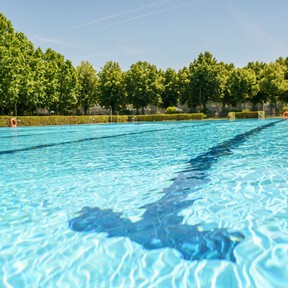 Quedarse en Madrid en verano ya no es un infierno con estas cuatro piscinas tranquilas y rodeadas de naturaleza, a solo 10 minutos del centro