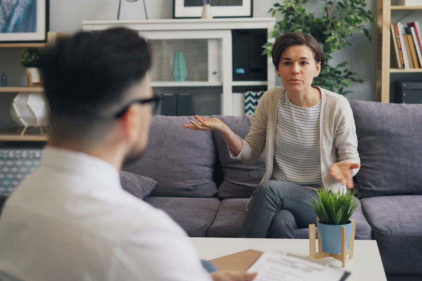 Hablar alto y a veces gritar no suele significar ser agresivo: la psicología explica que el volumen refleja la emoción, no la intención
