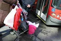 Por fin, se podrán subir los cochecitos desplegados en los autobuses de Madrid