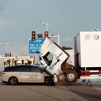 Chocan una camioneta contra un tráiler de ocho toneladas y el camión se lleva la peor parte: da un salto en el aire 