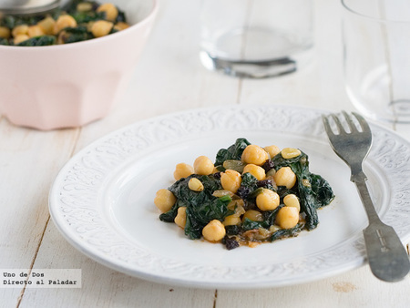 Salteado de garbanzos con espinacas frescas, pasas y piñones. Receta