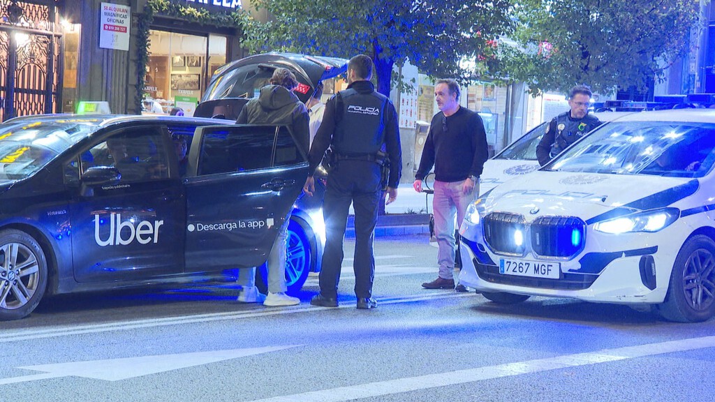 Como no podían viajar todos en el VTC que pidieron, eligieron la opción más inteligente: que uno fuera en el maletero. Les pillaron, y luego huyeron