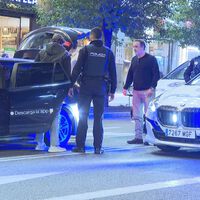 La policía detiene a un VTC en Madrid que llevaba cinco pasajeros, uno de ellos en el maletero. Salieron corriendo y el conductor dijo que no sabía nada