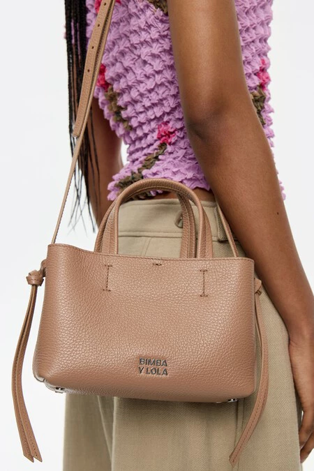 https://www.elcorteingles.es/moda-mujer/MP_0623819_251BBBJ7H11601-bolso-de-mano-de-mujer-chihuahua-mini-de-piel/?parentCategoryId=999.39072321013&color=Marr%C3%B3n+claro