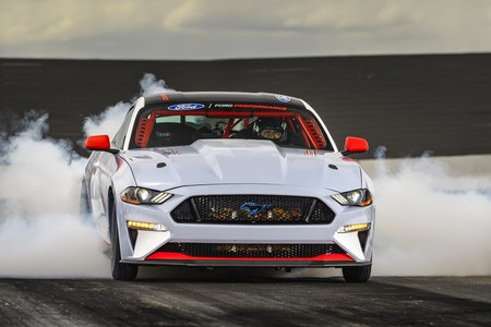 El Ford Mustang Cobra Jet 1400 pulveriza el 1/4 de milla a 270 km/h, gracias a sus 1,502 hp y lo presume en video