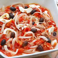 La ensalada perfecta para cenar se come en Murcia todo el año, se hace con una lata de tomate y es rica en proteínas 