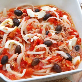La ensalada perfecta para cenar se come en Murcia todo el año, se hace con una lata de tomate y es rica en proteínas 