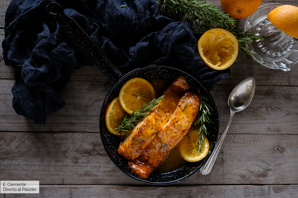 Salmón glaseado con naranja y romero: receta de pescado agridulce