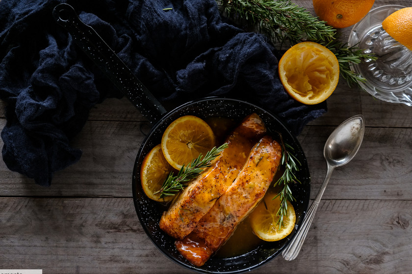 Salmón glaseado con naranja y romero: receta de pescado agridulce