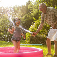 Si quieres refrescar a tu hijo con una manguera comprueba el agua primero: podrías provocarle importantes quemaduras