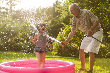 Si quieres refrescar a tu hijo con una manguera comprueba el agua primero: podrías provocarle importantes quemaduras