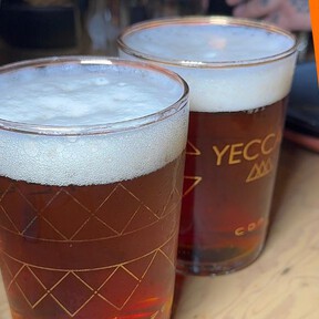 Descubre este bar secreto de CDMX con más de 50 chelas y un menú irresistible
