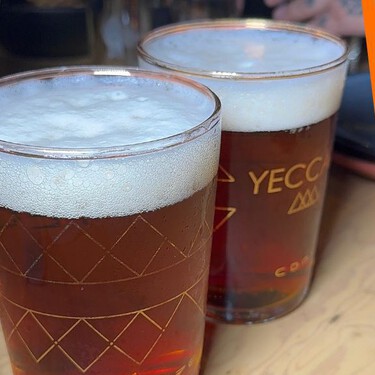 Descubre este bar secreto de CDMX con más de 50 chelas y un menú irresistible